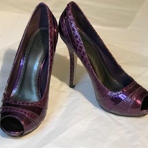 NEW GORGEOUS PAIR OF PURPLE PEEK-A-BOO HIGH HEELS SIZE 10 BY JOEY